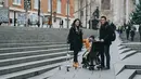 Dian Sastro dan keluarga kecilnya mengisi liburan akhir tahun dengan pergi ke London, Inggris. (Foto: instagram.com/therealdisastr)