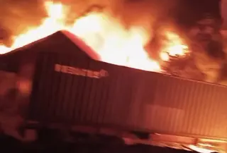 Pabrik sandal Swallow terbakar. (Liputan6.com/Reza Efendi)