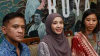 Laudya Cinthya Bella mengumumkan perubahan jadwal film Buya Hamka di XXI Plaza Senayan, Jakarta Pusat, Rabu (12/4/2023). (Dok. via M. Altaf Jauhar)