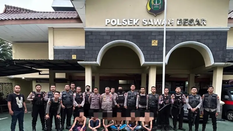 Polisi mengamankan enam orang remaja pelaku tawuran di Jalan Pasar Baru Sawah Besar Jakarta Pusat, Kamis (23/5/2024).