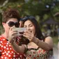 Ariel Tatum saat mengikuti tantangan lomba foto selfie terbanyak. (mig.me)