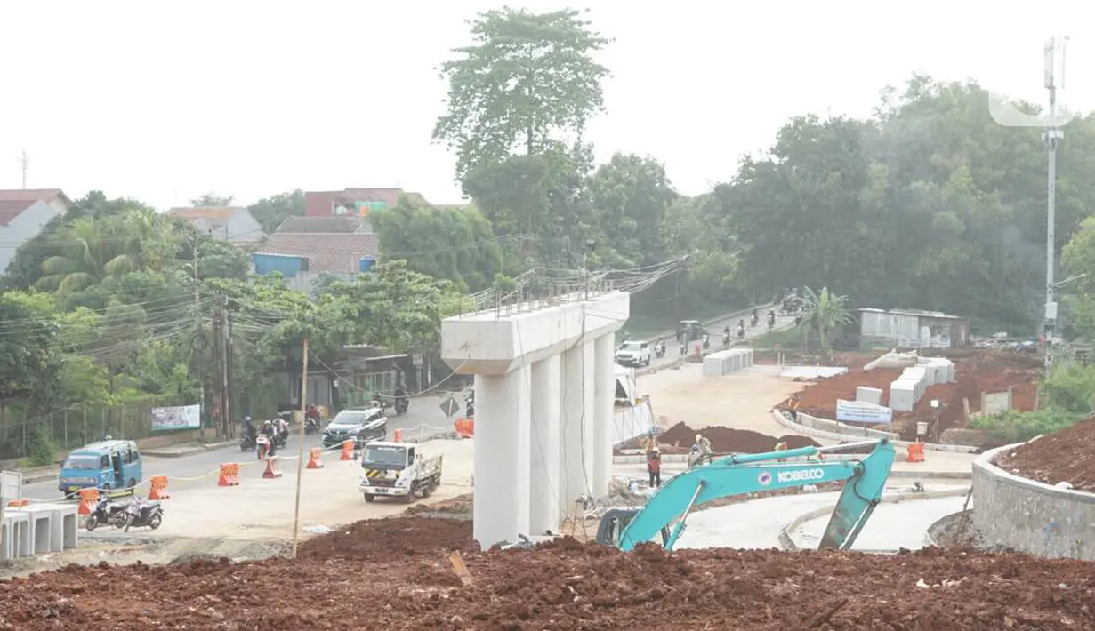 Pekerja menyelesaikan pembangunan proyek ruas tol Depok-Antasari untuk seksi II yang menghubungkan Jalan Brigif-Sawangan di kawasan Depok, Jawa Barat, Selasa (11/2/2020). Proyek sepanjang 6,3km tersebut ditargetkan beroperasi pada triwulan I-2020. (Liputan6.com/Immanuel Antonius)