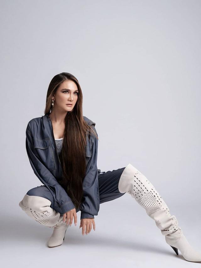 6 Pemotretan Luna Maya dengan Gaya Sporty, Bak Artis Hollywood