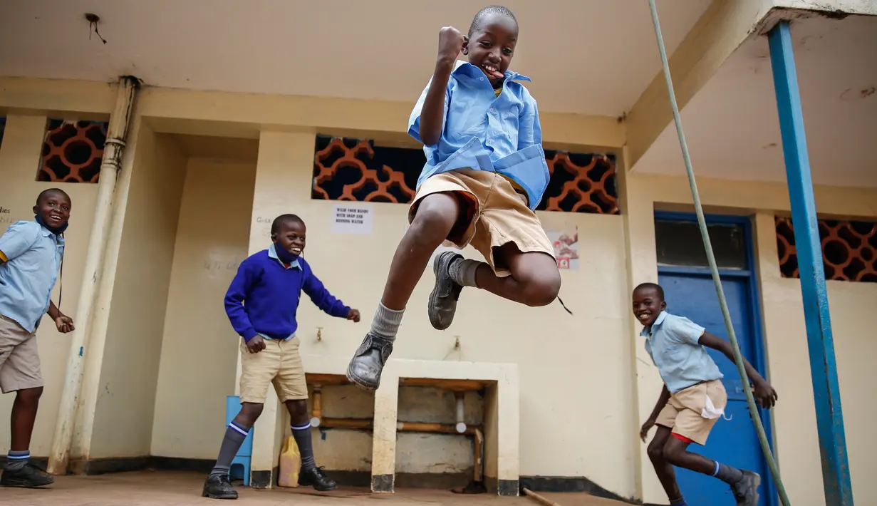 Para siswa bercanda dan bermain di Sekolah Dasar Olympic di Kibera, salah satu daerah termiskin di ibu kota Nairobi, Kenya, Senin (12/10/2020). Kenya membuka kembali sebagian sekolah pada Senin 10 Oktober, setelah ditutup sejak Maret lalu akibat pandemi corona COVID-19. (AP Photo/Brian Inganga)