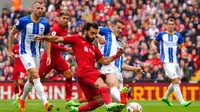 Pemain Liverpool Mohamed Salah mencoba melakukan tendangan ke gawang Brighton and Hove Albion pada pertandingan sepak bola Liga Premier Inggris di Anfield, Liverpool, Inggris, 1 Oktober 2022. Pertandingan berakhir imbang 3-3. (Peter Byrne/PA via AP)