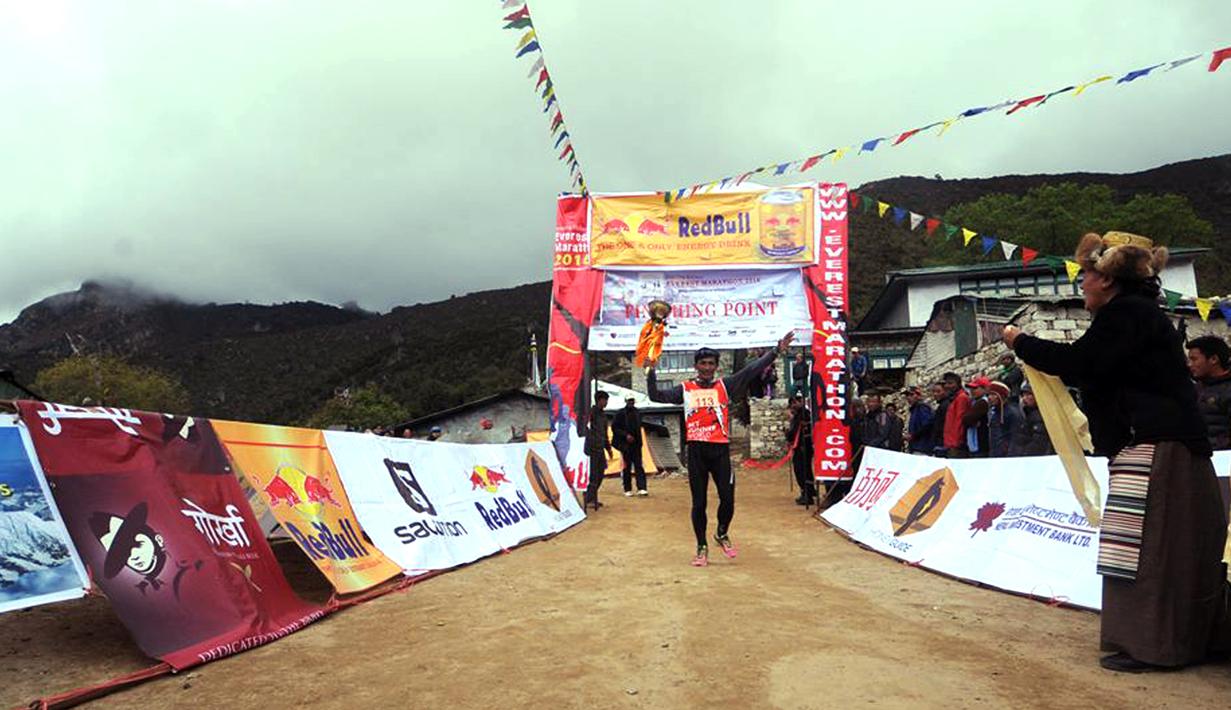 Bhim Bahadur Gurung berhasil menjadi juara kedua lomba maraton tertinggi di dunia, di Gunung Everest, Nepal, Minggu (29/5). Lomba tahunan itu diadakan untuk merayakan pertama kalinya puncak Gunung Everest ditaklukkan. (facebook/everestmarathon)