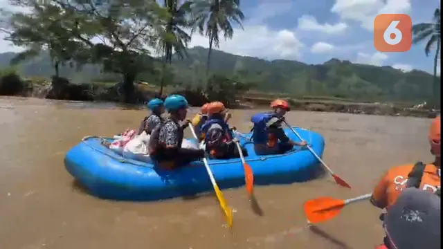 Relawan dari PMI Kabupaten Sukbaumi, IDI, dan Caldera Rafting distribusikan bantuan melalui jalur Sungai Cimandiri untuk korban longsor dan banjir di Kecamatan Simpenan, Minggu (9/3/2025). (Liputan6.com/Fira Syahrin).
