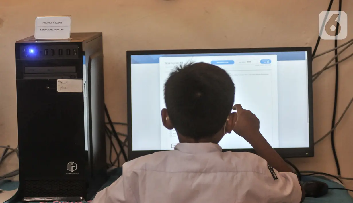 Siswa kelas 5 saat mengikuti kegiatan Asesmen Nasional Berbasis Komputer (ANBK) di SDN Pulogadung 05 Pagi, Jakarta Timur, Selasa (25/10/2022). Kementerian Pendidikan Kebudayaan Riset dan Teknologi (Kemendikbud Ristek) secara serentak menggelar ANBK 2022 tingkat SD/MI atau sederajat yang bertujuan untuk melihat kemampuan sekolah secara keseluruhan dalam pelaksanaan pendidikan, dan tujuan akhirnya adalah untuk peningkatan mutu sekolah. (merdeka.com/Iqbal S. Nugroho)