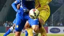 Penyerang Persib, Spasojevic berusaha melewati pemain Sriwijaya FC pada Piala Presiden 2015 di stadion GBK, Jakarta, Minggu (18/10/2015). Persib menang atas Sriwijaya dengan skor 2-0. (Liputan6.com/Yoppy Renato)