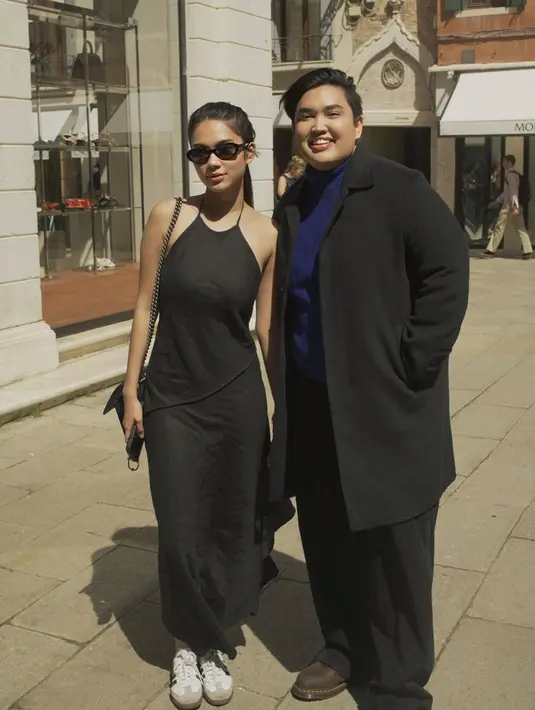 Diceritakan Zize adalah seorang Warga Negara Indonesia (WNI) yang tinggal di Eropa dan sedang kesulitan mencari kerja. Beberapa destinasi wisata top di tiga negara Eropa itu lantas menjadi latar tempat adegan dalam music video diambil. Salah satunya adalah latar pedesaan di Grinderwald hingga puncak Jungfraujoch, Swiss. (Liputan6.com/IG/@earsun.music)
