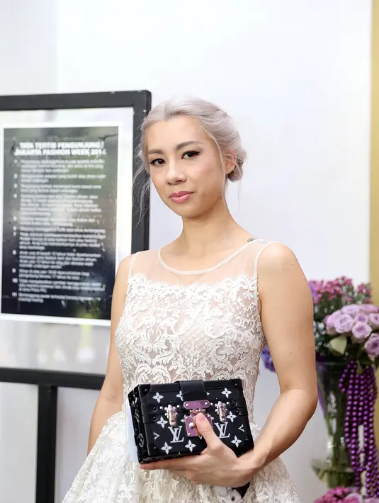 Jennifer Bachdim tampak melenggang cantik di lokasi penyelenggaraan Jakarta Fashion Week 2016 pada Rabu (27/10/2015) di Senayan City, Jakarta. Lantaran perubahannya, sosok Jennifer nyaris tak dikenali. (Andy Masela/Bintang.com)