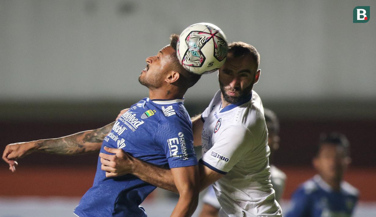 Sergio Silva telah berkontribusi atas 31 penampilannya di Arema FC pada BRI Liga 1 2021/22. Penampilan solidnya mampu membawa Singo Edan bersaing di papan atas liga hingga pekan terakhir. Seperti Sesay, ia juga baru mengawali karier di Indonesia pada musim ini. (Bola.com/Bagaskara Lazuardi)