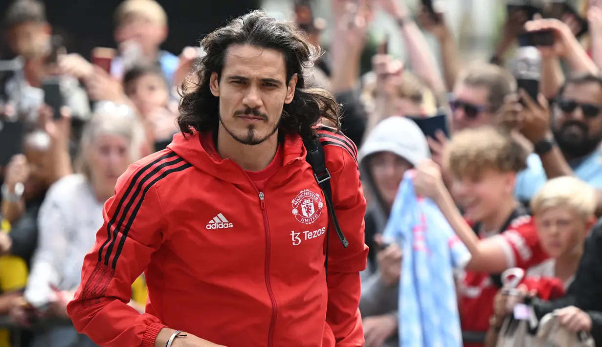 Edinson Cavani. Striker Uruguay berusia 35 tahun ini berstatus tanpa klub usai kontraknya habis bersama Manchester United yang telah diperkuatnya sejak awal musim 2020/2021. Ia total tampil dalam 59 laga di semua ajang bareng Setan Merah dengan torehan 19 gol dan 7 assist. Hingga kini ia belum memastikan klub mana yang akan dibelanya musim 2022/2023 nanti, meskipun ada beberapa klub yang meminatinya, di antaranya AC Monza yang baru promosi ke Serie A Liga Italia, Salernitana dan Villarreal. (AFP/Justin Tallis)