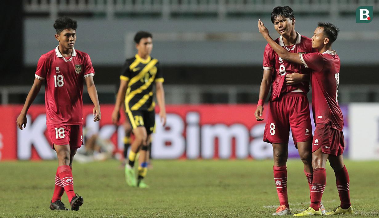 Penyerang Timnas Indonesia U-17, Arkhan Kakak tidak dapat menutupi rasa kekecewaannya saat Timnas Indonesia U-17 dikalahkan Malaysia 1-5 dalam pertandingan Grup B Kualifikasi Piala Asia U-17 2023 di Stadion Pakansari, Minggu (9/10/2022). (Bola.com/Ikhwan Yanuar)