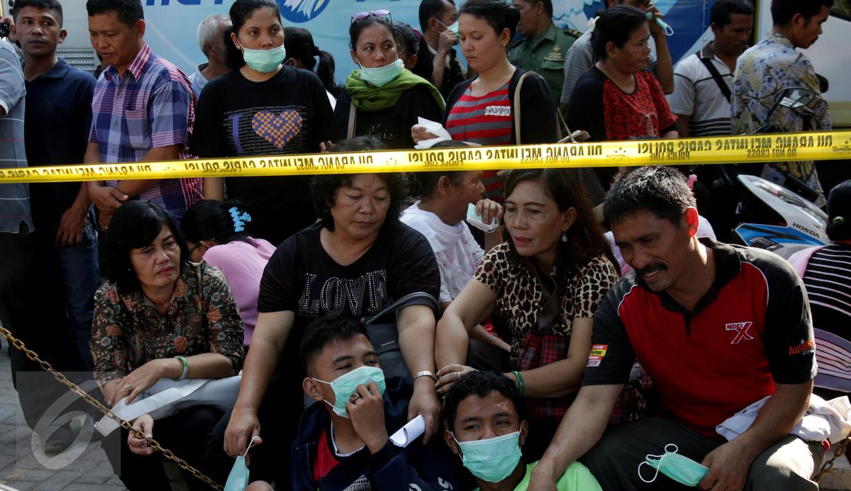 Sejumlah keluarga korban jatuhnya pesawat Hercules C-130 berkumpul di halaman RSUP Haji Adam Malik, Medan, Sumatera utara, Kamis (2/7/2015). Mereka cemas menanti kepastian kabar anggota keluarganya dari tim DVI. (Liputan6.com/Johan Tallo)
