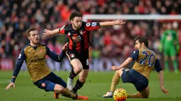 Pemain AFC Bournemouth, Harry Arter (tengah)  berusaha keluar dari hadangan para pemain Arsenal pada lanjutan liga Premier Inggris di Stadion Vitality, Minggu (7/2/2016). (AFP/Glyn Kirk)