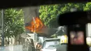 Kebakaran yang terjadi di kawasan Grogol sempat membuat arus lalu lintas tersendat, Jakarta, Kamis (21/5/2015). Menurut warga sekitar, api diduga muncul dari lantai dua gudang toko material. (Liputan6.com/Helmi Afandi)