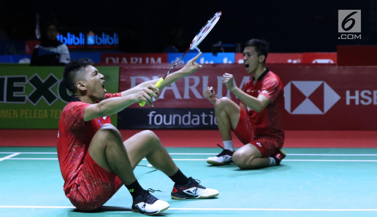 Ganda putra Indonesia, Fajar Alfian/M Rian Ardianto merayakan kemenangan usai melawan Liu Cheng/Zhang Nan (China) pada 8 besar Indonesia Open 2018, Istora GBK, Jakarta, Jumat (5/7). Fajar/Rian unggul 21-18, 18-21, 25-23. (Liputan6.com/Helmi Fithriansyah)