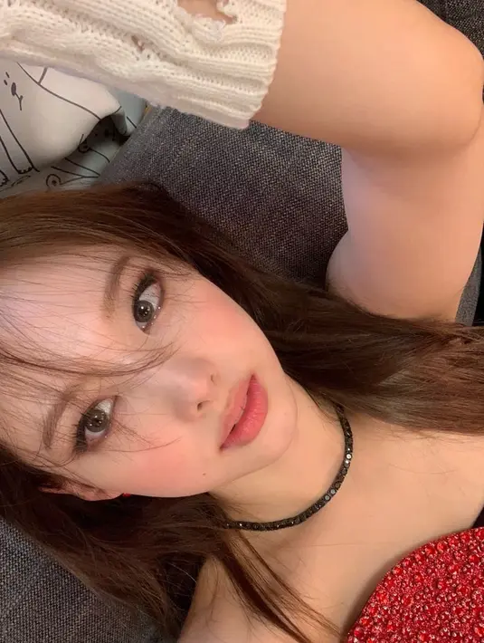 Ia mencuri perhatian dengan matanya yang cantik dengan membuatnya menjadi smoky. Hal itu memberi kesan pada wajahnya. (Instagram @twicetagram)