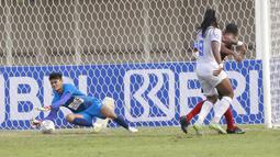 Fitrul Dwi Rustapa. Kiper berusia 26 tahun yang kini memasuki musim ke-4 bersama Persipura Jayapura ini mampu tampil heroik meski timnya berada di zona degradasi. Dari total 24 laga di BRI Liga 1, ia mampu menorehkan 4 kali clean sheet dan 76 saves, tertinggi di posisinya. (Bola.com/M Iqbal Ichsan)