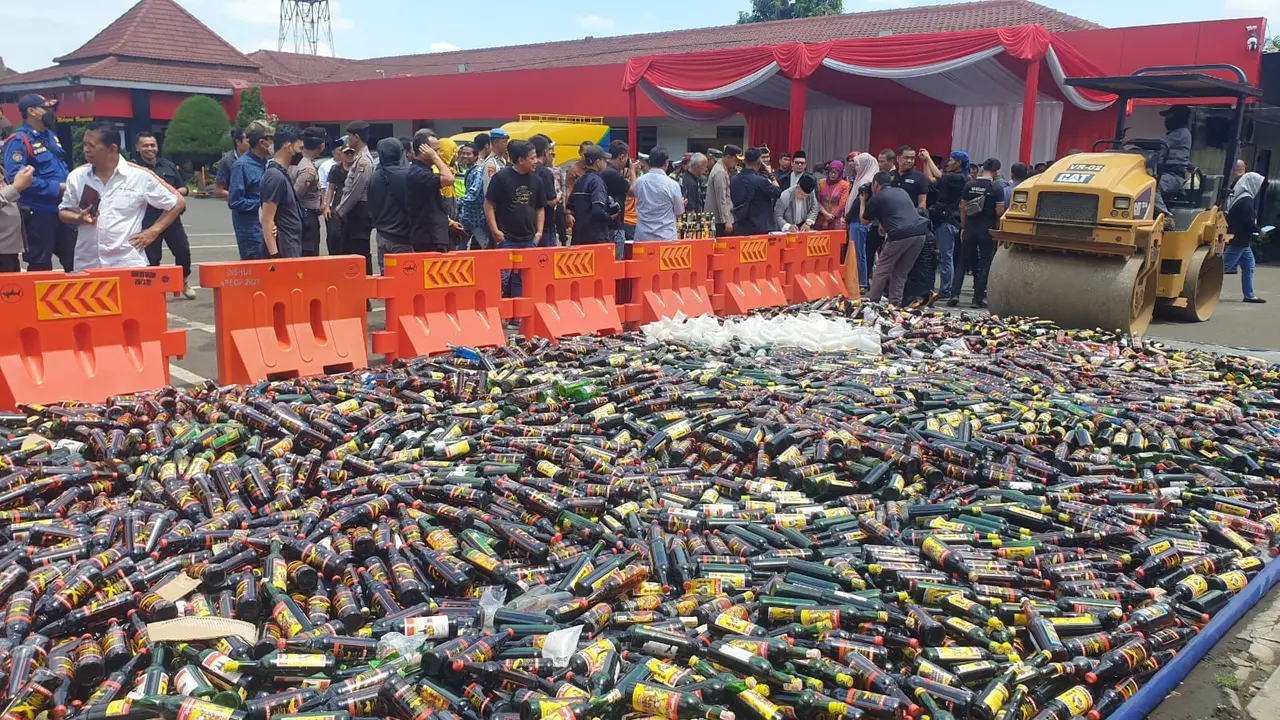Belasan Ribu Miras dan Obat Keras Temuan Selama Ramadan, Dihancurkan Polisi Metro Tangerang