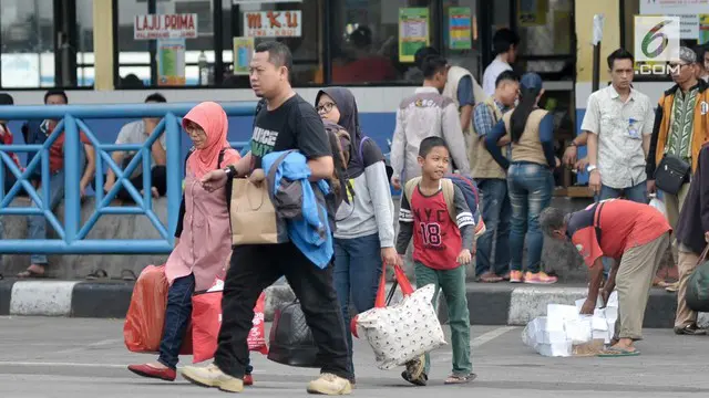 Mudik adalah tradisi yang asalnya dari para petani Jawa. Pada zaman kerajaan, banyak perantau akan pulang ke kampung halaman untuk membersihkan makam leluhurnya