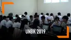 Seorang siswa di Sidoarjo, Jawa Timur tetap mengikuti UNBK 2019 walaupun dengan kondisi tangan diinfus.
