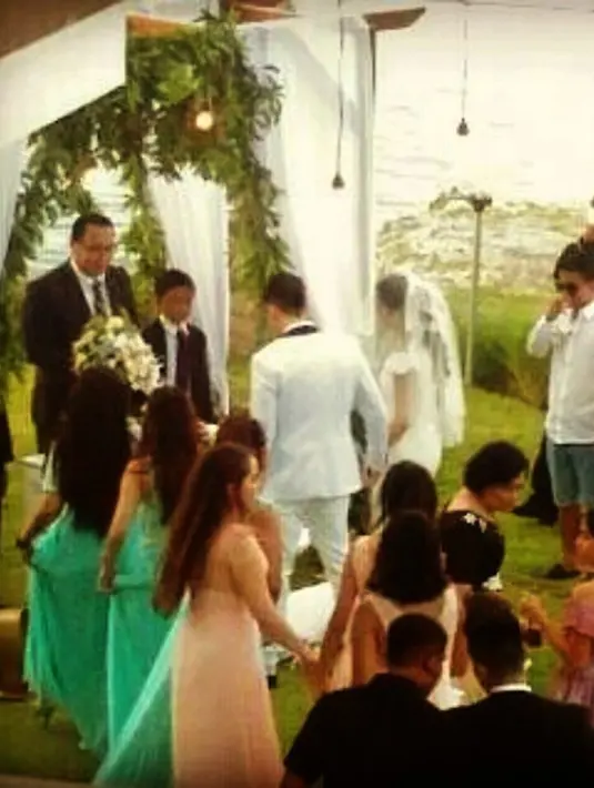 Celine dan Stefan dengan mengenakan busana warna putih saat hari bahagianya. Pernikahan dipinggir pantai, dan rencananya ditayangkan langsung itu batal disiarkan. (Instagram/natta_1987)