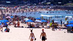 Suasana saat perayaan hari Natal di Bondi Beach Sydney pada Hari Natal di Australia, (25/12). (REUTERS/David Gray)