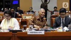 Ketua KPK Agus Rahardjo (tengah) berbincang dengan Wakil Ketua KPK La Ode Muhammad Syarif didampingi Basaria Pandjaitan saat akan rapat dengan Komisi III DPR RI di kompleks Parlemen, Jakarta, Rabu (27/11/2019). Rapat membahas evaluasi kinerja KPK masa kerja 2015-2019. (Liputan6.com/Johan Tallo)