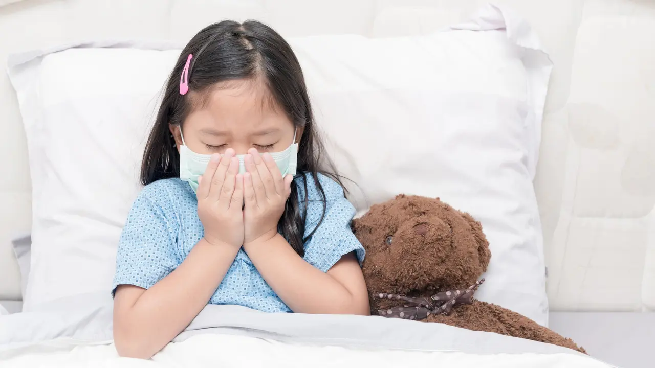 Waspada Flu & Batuk Saat Musim Hujan, Moms! Ini Cara Efektif Mencegahnya