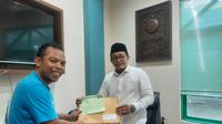 Ketua DPRD Kabupaten Lumajang Anang Akhmad Syaifuddin menyerahkan surat pengunduran dirinya. (Dian Kurniawan/Liputan6.com)