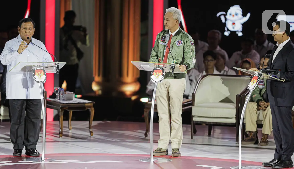 Calon Presiden-Calon Wakil Presiden nomor urut 02 Prabowo Subianto (kiri) saat menyampaikan gagasan saat debat ketiga Pilpres 2024, Minggu (7/1/2024). (Liputan6.com/Faizal Fanani)