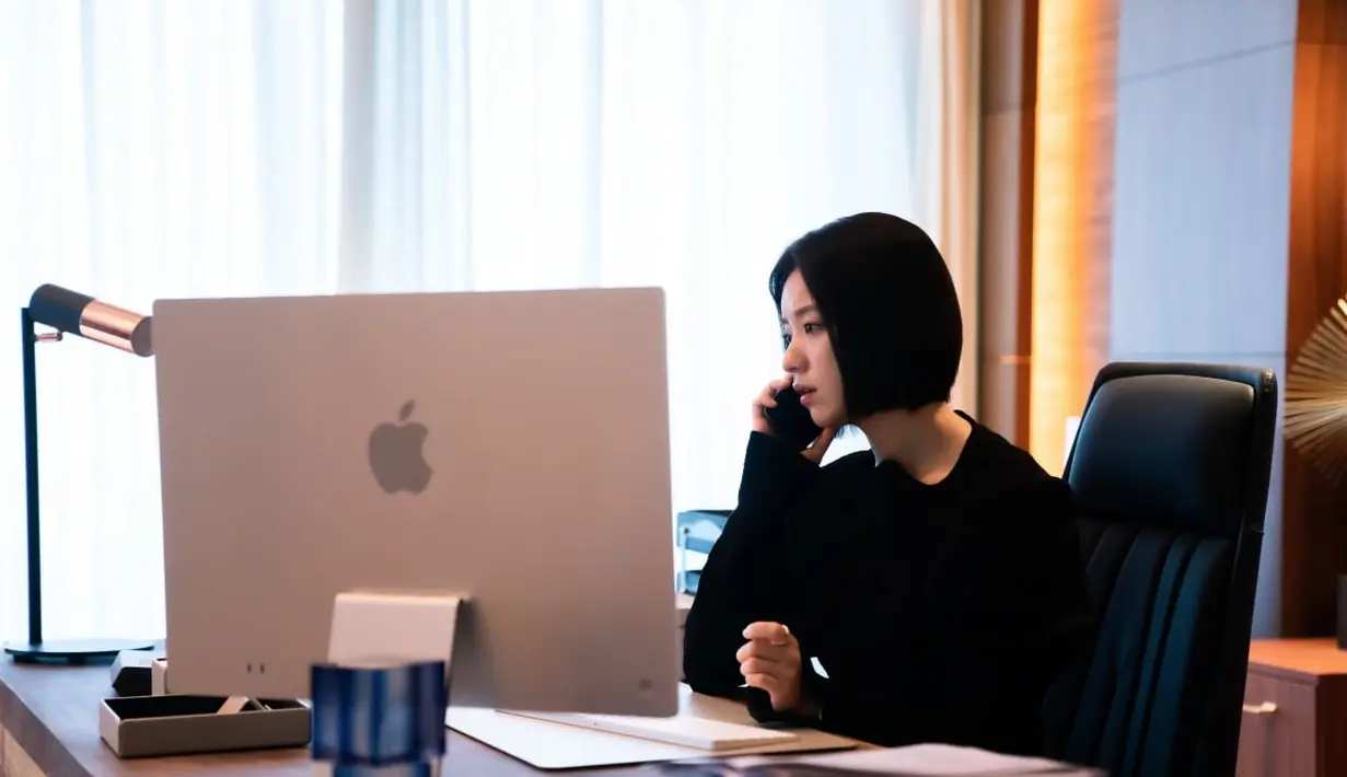 Untuk melindungi dirinya dan perusahaannya yaitu BF, dia mempekerjakan Woo Chae Woon sebagai pengawal. Han Hyo Joo akan menambah ketegangan dalam drama melalui perannya sebagai CEO Yoon Ja Yoo yang karismatik dan kuat. (Foto: Disney+ Hotstar)