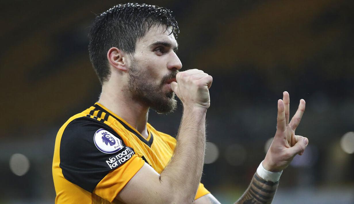 Pemain Wolverhampton Wanderers, Ruben Neves, melakukan selebrasi usai mencetak gol ke gawang Arsenal pada laga Liga Inggris di Stadion Molineux, Selasa (2/2/2021). Arsenal takluk dengan skor 2-1. (Nick Potts/Pool via AP)