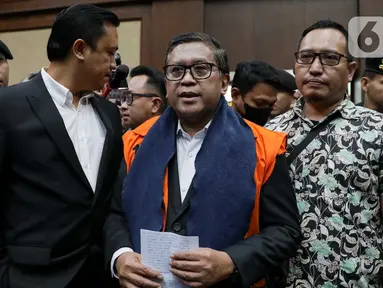 Tersangka kasus dugaan suap pengurusan penggantian antar-waktu anggota DPR untuk Harun Masiku dan perintangan penyidikan (obstruction of justice), Hasto Kristiyanto (kedua kanan) bersiap menjalani sidang pembacaan dakwaan di Pengadilan Tindak Pidana Korupsi, Jakarta, Jumat (14/3/2025). (Liputan6.com/Herman Zakharia)