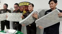 Kejari Batam memperlihatkan uang pengganti dalam dugaan korupsi penggelapan PNBP di Pelabuhan Batam. (Foto: Liputan6.com/Ajang Nurdin)