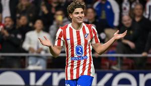 Penyerang Atletico Madrid asal Argentina #19, Julian Alvarez, merayakan gol ketiganya dalam pertandingan Liga Spanyol antara Atletico Madrid dan Rayo Vallecano di Stadion Metropolitano, Madrid, Kamis (25-9-2025). (Javier SORIANO/AFP)
