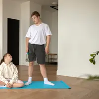 pendekatan body neutrality bisa menjadi jalan tengah yang lebih sehat. Alih-alih menekankan bahwa anak harus selalu mencintai penampilannya, konsep ini mengajak anak untuk menghargai tubuh dari apa yang bisa dilakukan, bukan sekadar bagaimana terlihat. (foto/dok: freepik)