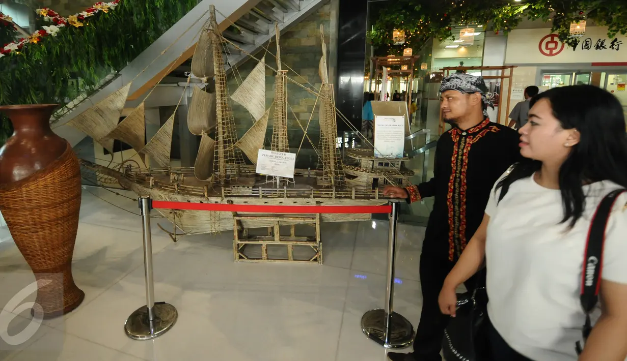Pengunjung melintas di dekat miniatur kapal Dewaruci buatan warga binaan pada ajang Napi Craft 2015 di Jakarta, Senin (12/21/2015). Napi Craft 2015 merupakan pameran kreativitas warga binaan lembaga pemasyarakatan. (Liputan6.com/Helmi Fithriansyah)
