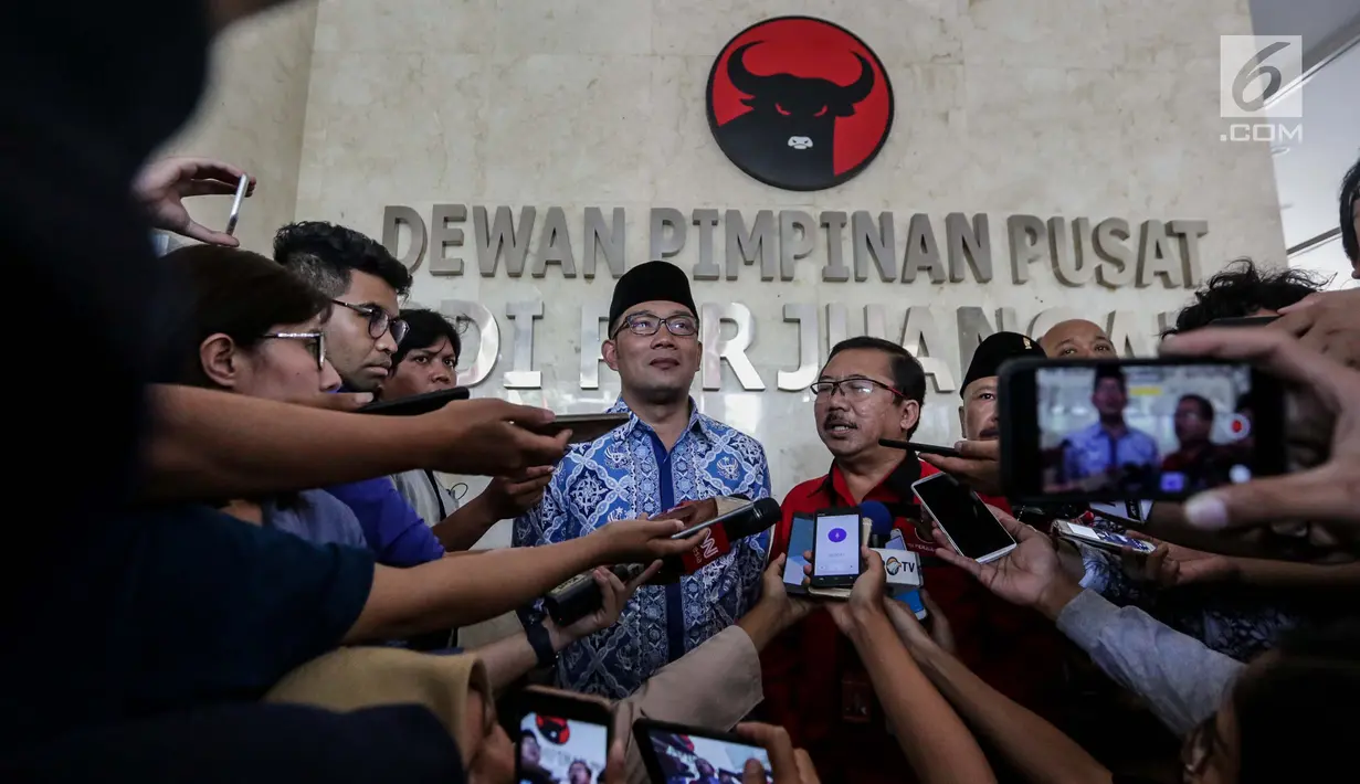 Walikota Bandung Ridwan Kamil memberikan keterangan usai pertemuan tertutup di DPP PDIP, Jakarta, Rabu (3/1). Namun, Emil tak menampik berharap PDIP ikut bergabung bersama untuk mendukungnya di Pilgub Jabar. (Liputan6.com/Faizal Fanani)