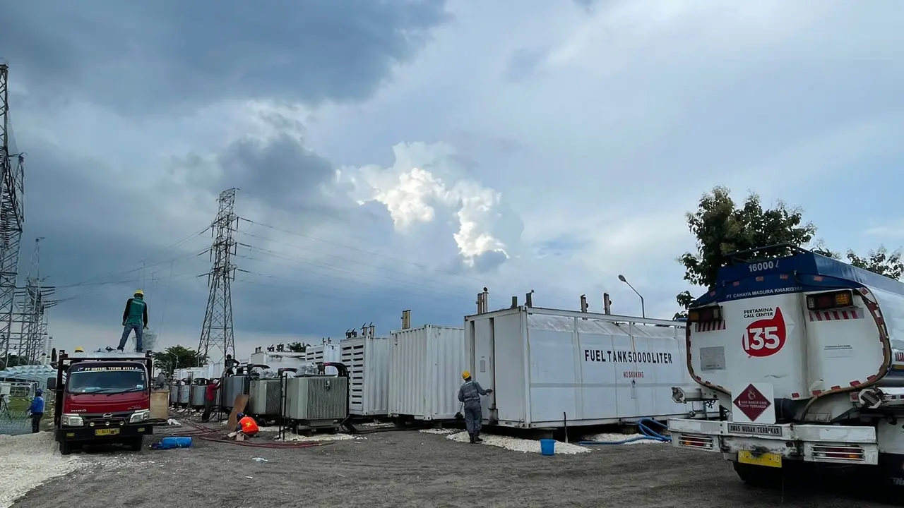 Pemasangan genset mobile di Gardu Induk Sampang berjalan lancar. (Dian Kurniawan/Liputan6.com)
