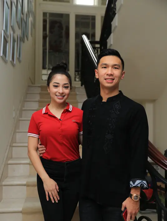 Nikita Willy juga ikut terjun langsung dalam memotong-motong daging kurban. Yang berbeda Idul Adha tahun 2017 ini, ia didampingi kekasihnya, Indra Priawan memotong dan daging yang akan disalurkan. (Adrian Putra/Bintang.com)