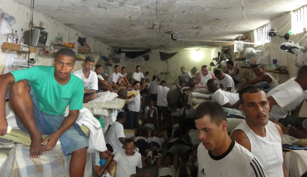  Para tahanan berkumpul di dalam satu sel di penjara Instituto Penal Placido de Sa Carvalho, Rio de Janeiro, Brasil, (18/1/2016). Ahli Hukum dan Keamanan Brasil mengatakan pemerintah Brasil tidak mampu mengatasi kondisi penjara ini. (AP Photo)