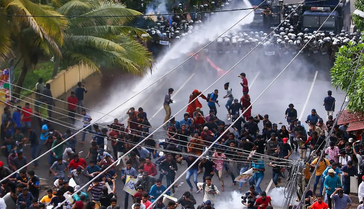 <p>Polisi antihuru-hara Sri Lanka membubarkan demonstran antipemerintah serta mahasiswa. (AFP)</p>