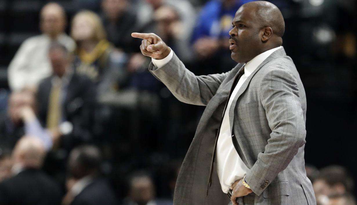 Pelatih Indiana Pacers, Nate McMillan saat memimpin timnya melawan Boston Celtics pada lanjutan NBA basketball game di Bankers Life Fieldhouse, Indianapolis, (25/11/2017). Boston Celtics menang 108-98. (AP/Darron Cummings)