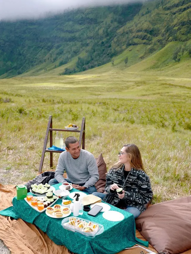 7 Momen Seru Liburan Yasmine Wildblood di Gunung Bromo