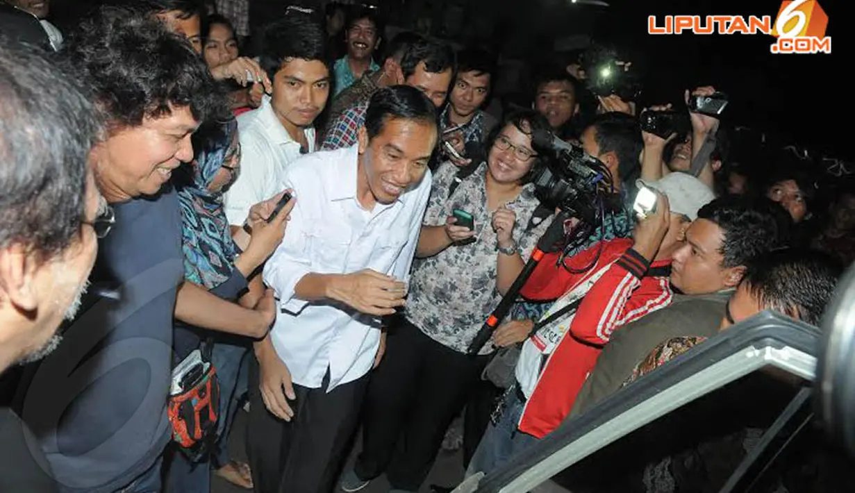 Saat ditemui media di luar rumah Iwan Fals, Jokowi tetap mengeluarkan gaya ramah dan humorisnya pada wartawan (Liputan6.com/Herman Zakharia)