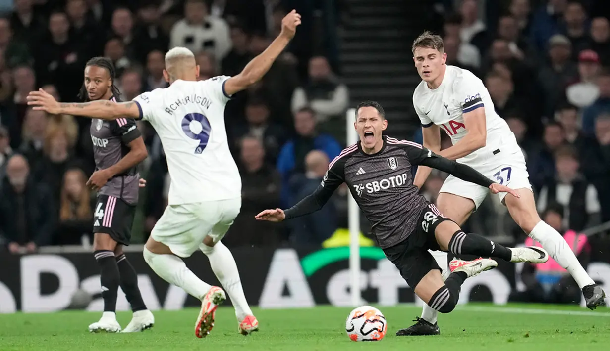 Skor 2-0 untuk kemenangan Tottenham Hotspur menjadi hasil akhir laga ini. (AP Photo/Kin Cheung)