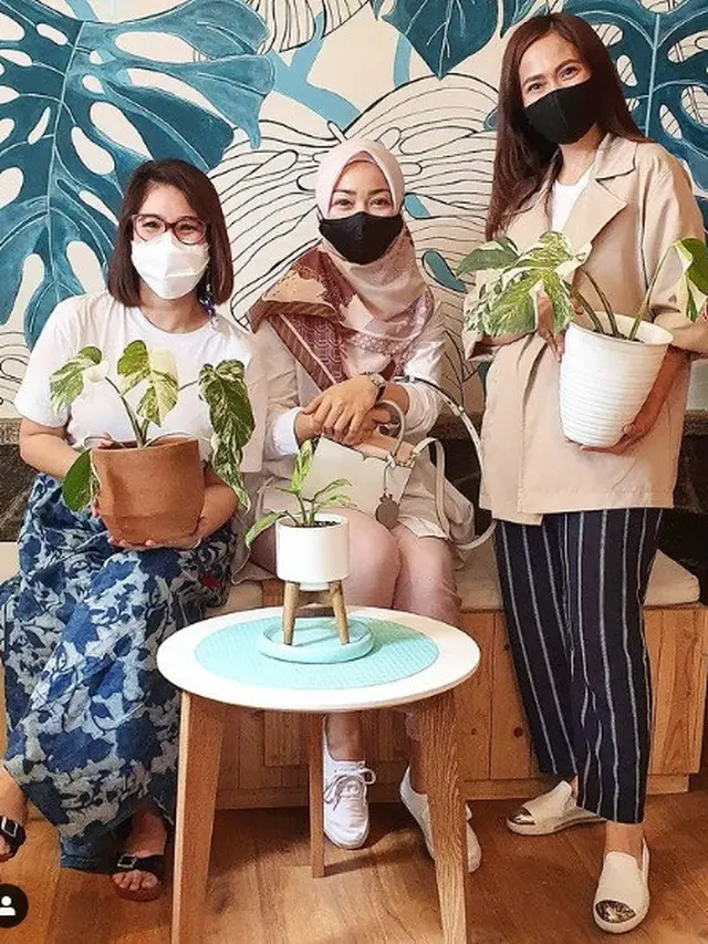 7 Potret Persahabatan Ersa Mayori dan Novita Angie, Kompak Banget